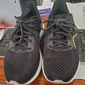 Saucony hurricane 23 black/vizigold sneakers size 8W